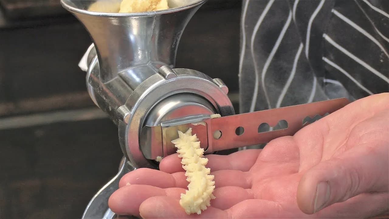 Jak założyć końcówkę do ciastek na maszynkę w prosty sposób