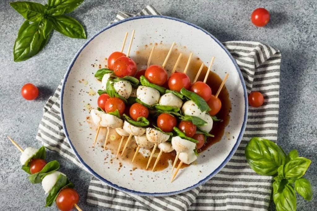 Jak ułożyć przekąski na talerzu, aby zachwycić gości i uniknąć chaosu