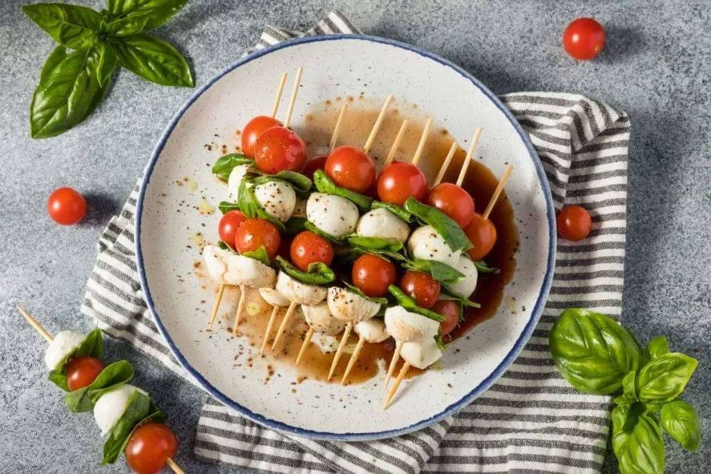 Jak ułożyć przekąski na talerzu, aby zachwycić gości i uniknąć chaosu