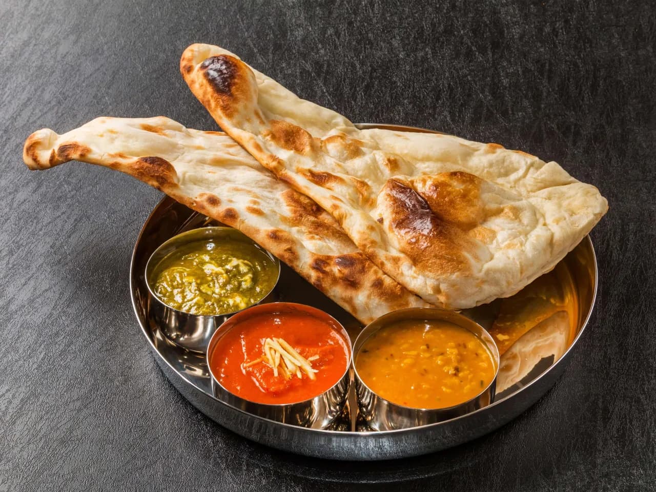 Chlebek naan z czym podawać: najlepsze potrawy i sosy do spróbowania