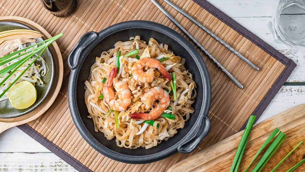 Jak jeść Pad Thai: Sztuczki i etykieta, które musisz znać