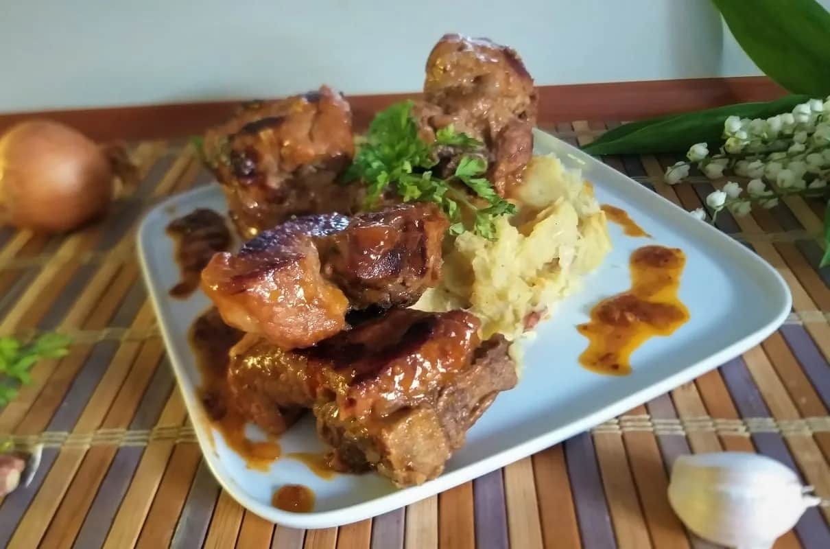 Co zrobić z ugotowanych żeberek? 10 kreatywnych przepisów na dania