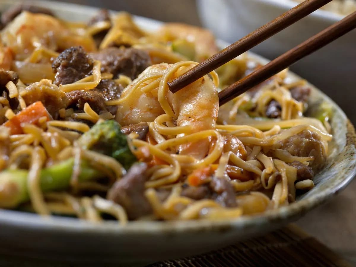 Makaron chow mein z czego jest zrobiony? Odkryj tajemnice składników