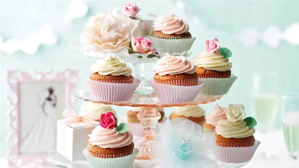 Jak zrobić tort z babeczek - prosty przepis na efektowny deser