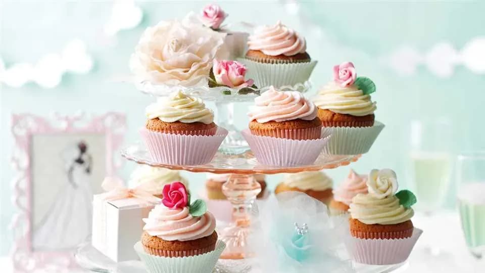 Jak zrobić tort z babeczek - prosty przepis na efektowny deser