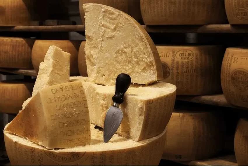 Czy parmezan można zastąpić grana padano? Odkryj smaki i różnice