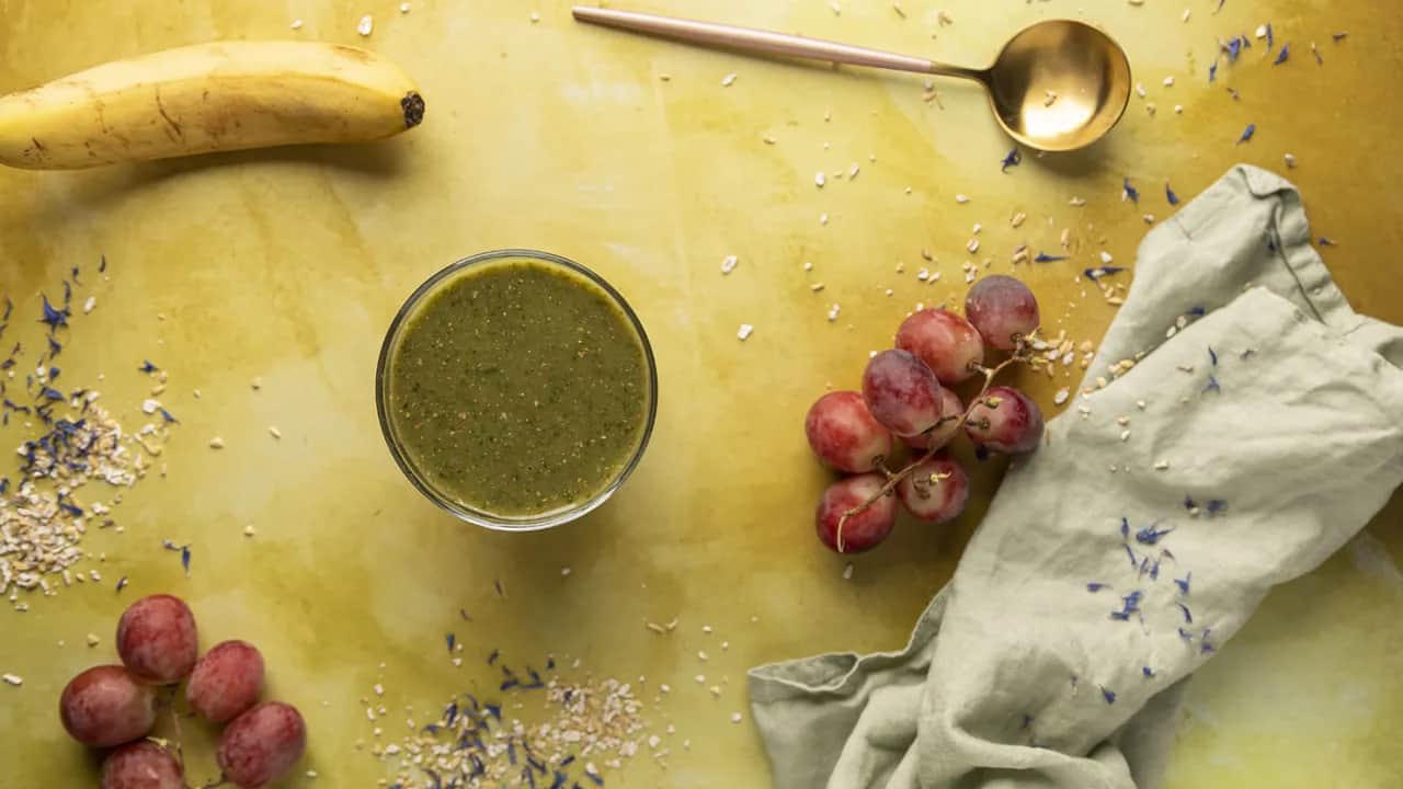 Koktajl z jarmużu, banana i jabłka – zdrowy przepis na energię