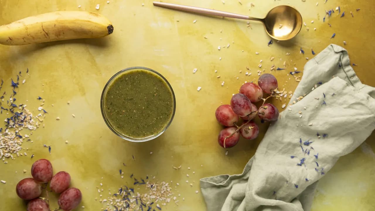 Koktajl z jarmużu, banana i jabłka – zdrowy przepis na energię