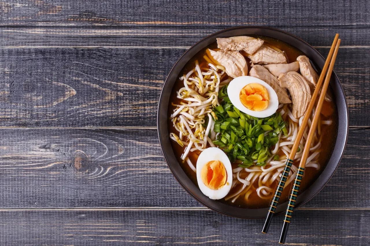Ramen co to za potrawa? Poznaj jego fascynującą historię i smaki