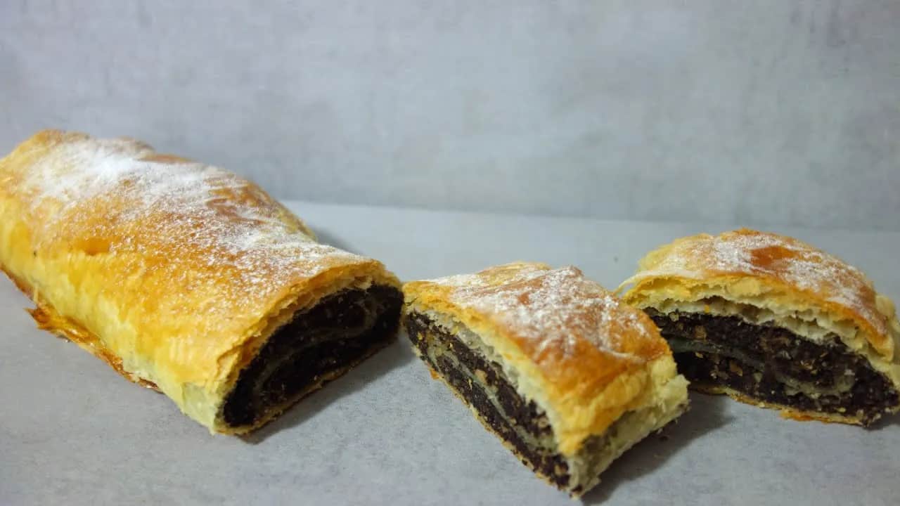 Szybki makowiec z ciasta francuskiego - łatwy przepis na święta