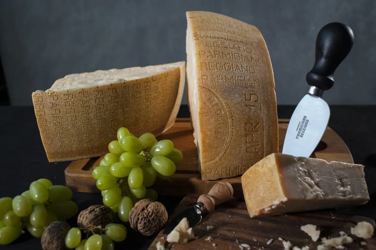 Parmigiano Reggiano czy to parmezan? Odkryj kluczowe różnice