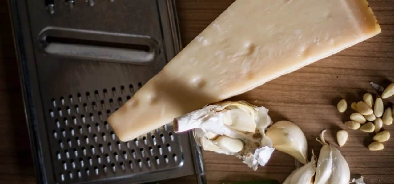 Jak wygląda ser parmezan? Odkryj jego unikalne cechy i smak