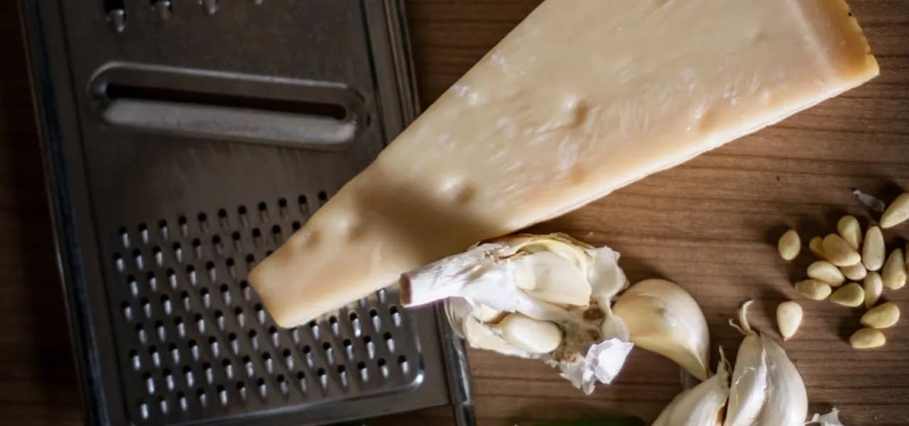 Jak wygląda ser parmezan? Odkryj jego unikalne cechy i smak